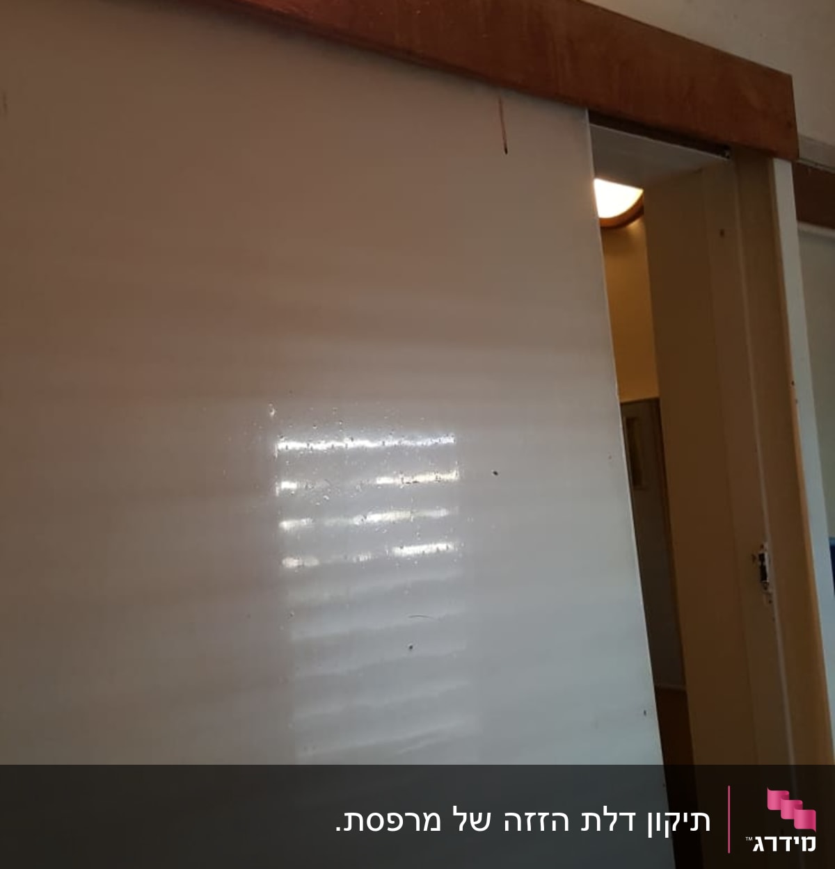דלת הזזה עם מסגרת עץ ותאורה מעל